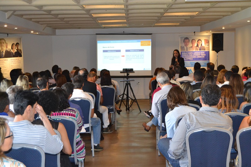 Catarina Mael, sócia da MSA Advogados, faz sua palestra sobre mudanças nas leis trabalhistas.