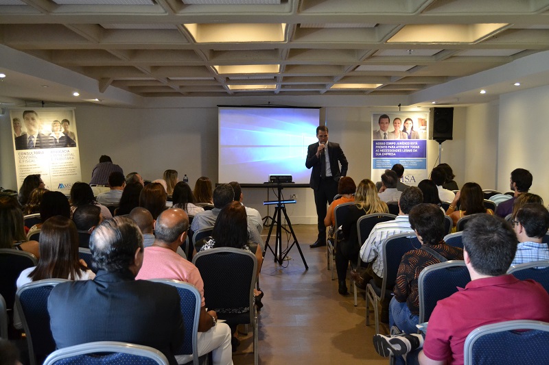 Marco Aurélio Medeiros, faz a apresentação dos palestrantes e do evento.